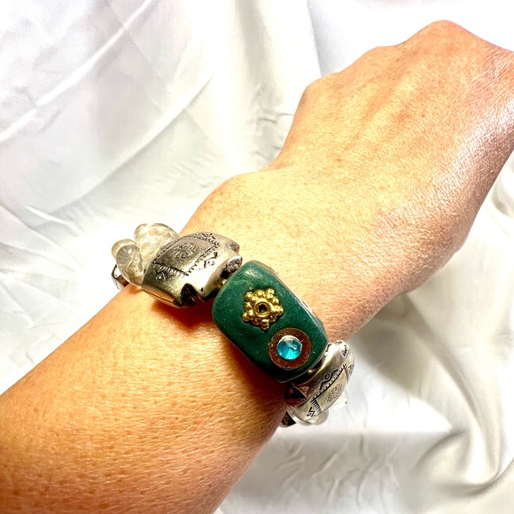 Spring and Summer handmade Silver tone w Green floral Beads stretchable Bracelet - Picture 3 of 8